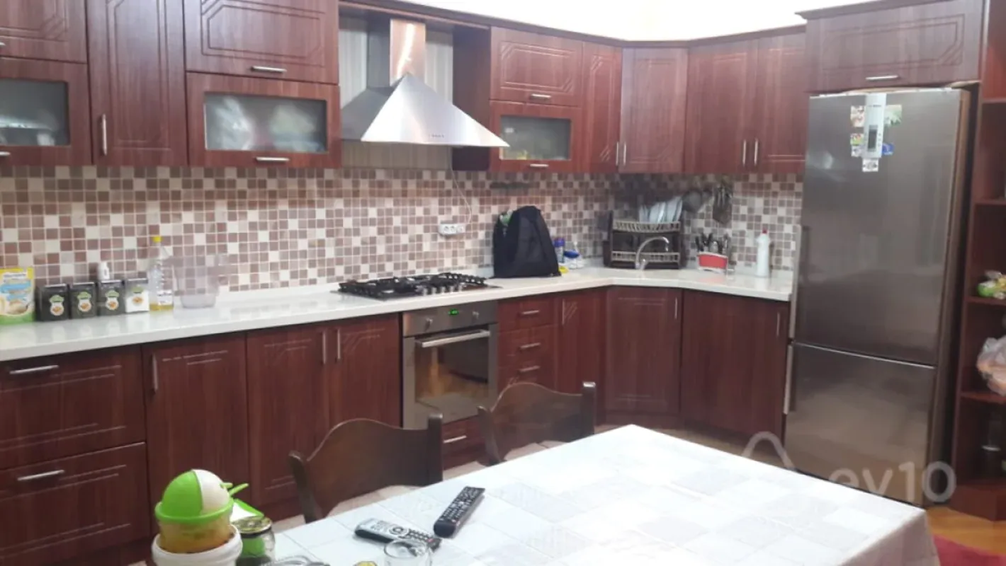 Satılır 6 otaqlı həyət evi 520 m²