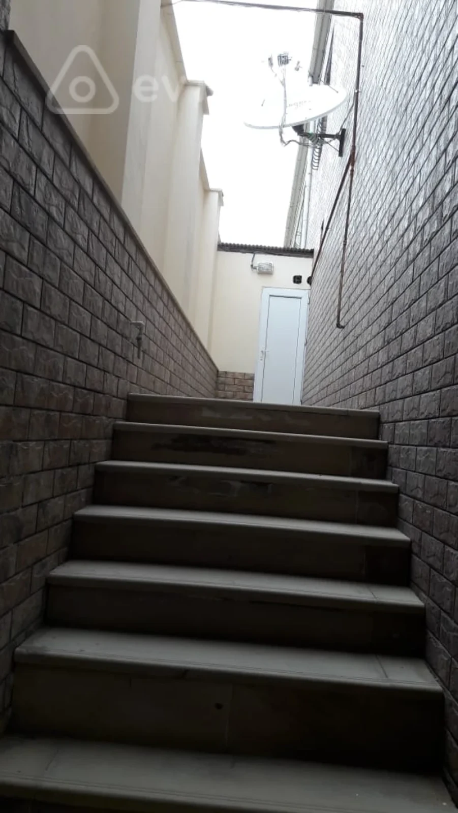 Satılır 6 otaqlı həyət evi 520 m²