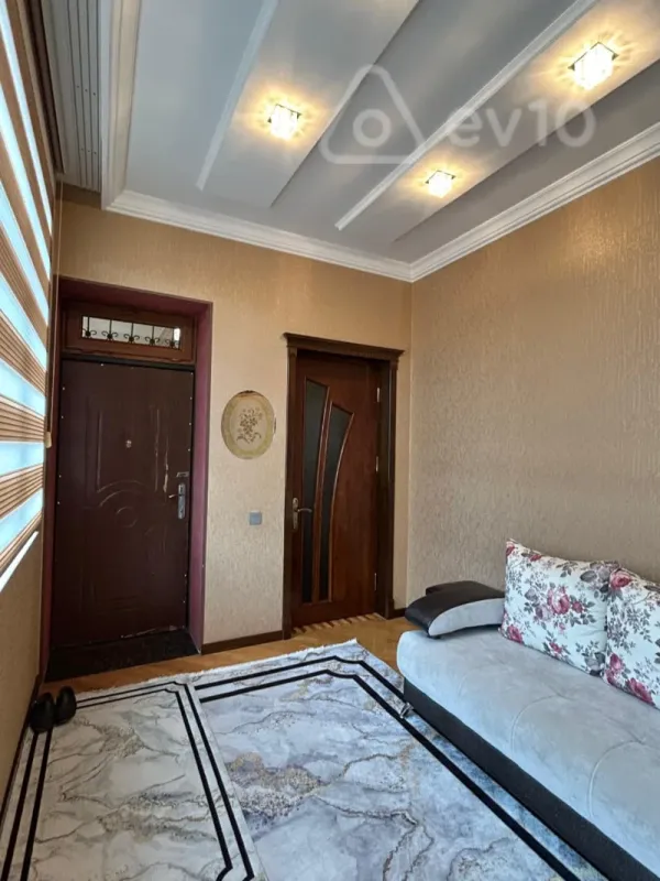 Satılır 6 otaqlı həyət evi 520 m²