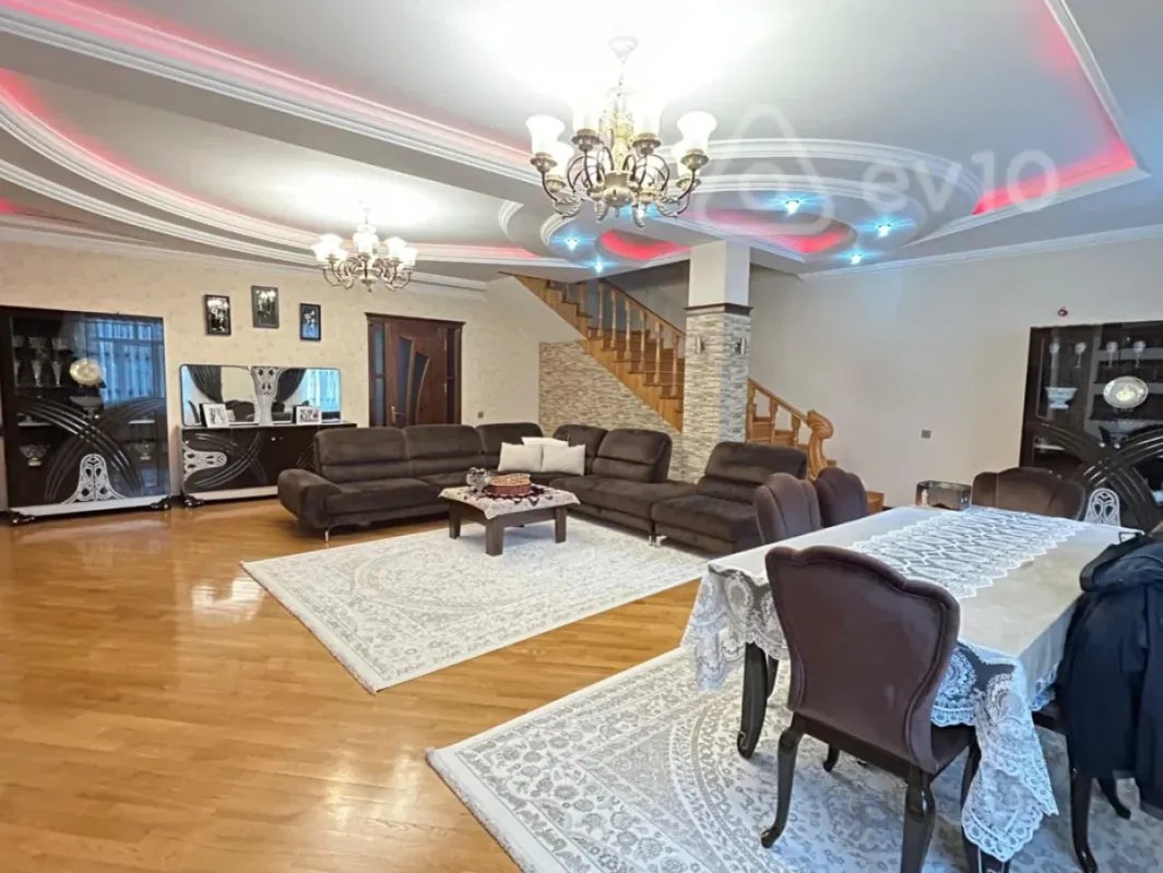 Satılır 6 otaqlı həyət evi 520 m²