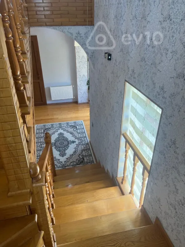 Satılır 6 otaqlı həyət evi 250 m²