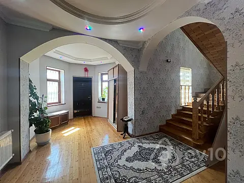 Satılır 6 otaqlı həyət evi 250 m²