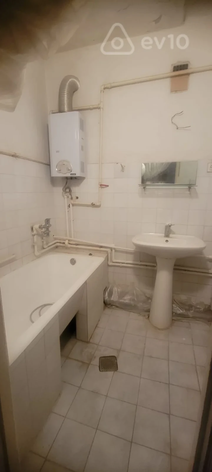 Satılır 2 otaqlı köhnə tikili 65 m²