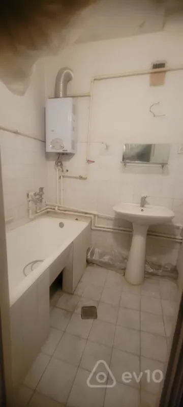 Satılır 2 otaqlı köhnə tikili 65 m²
