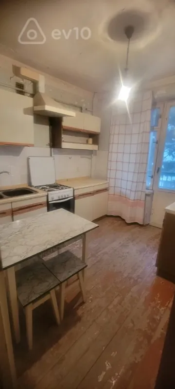 Satılır 2 otaqlı köhnə tikili 65 m²