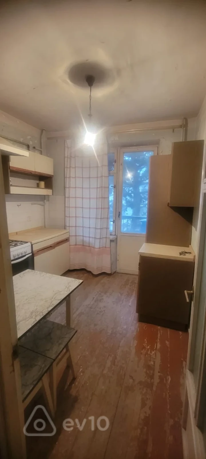 Satılır 2 otaqlı köhnə tikili 65 m²