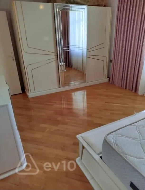 Kirayə verilir 3 otaqlı yeni tikili 120 m²