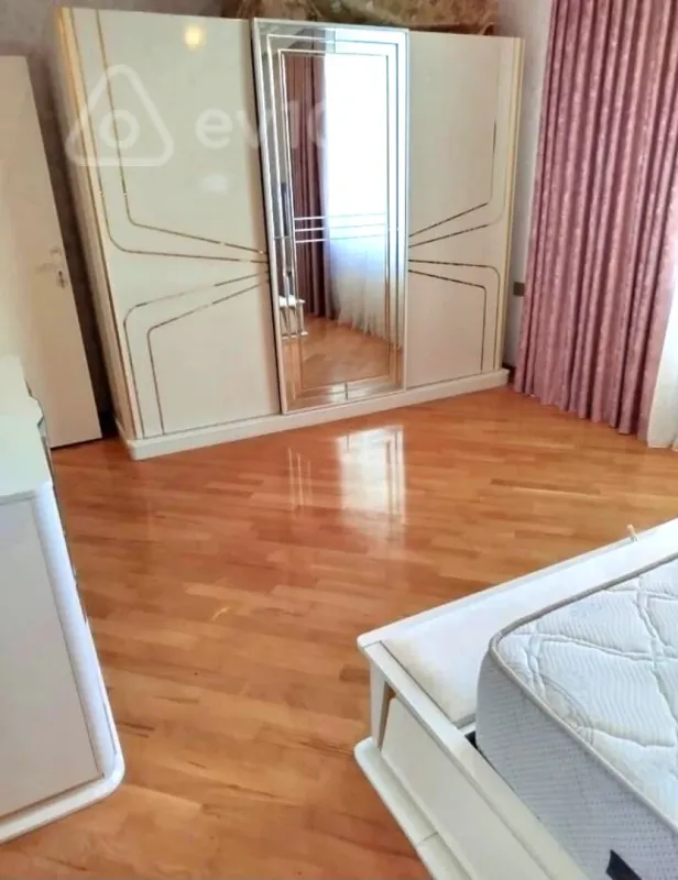 Kirayə verilir 3 otaqlı yeni tikili 120 m²
