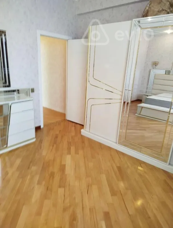 Kirayə verilir 3 otaqlı yeni tikili 120 m²