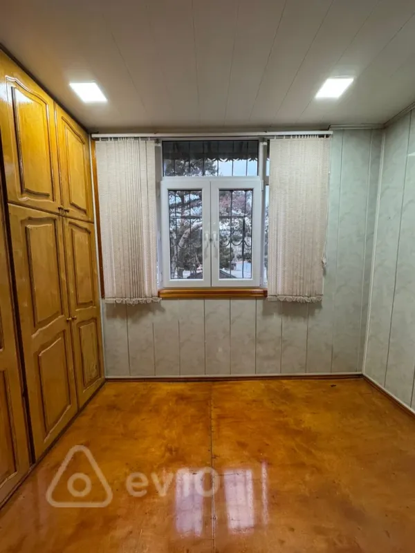 Kirayə verilir 4 otaqlı köhnə tikili 100 m²