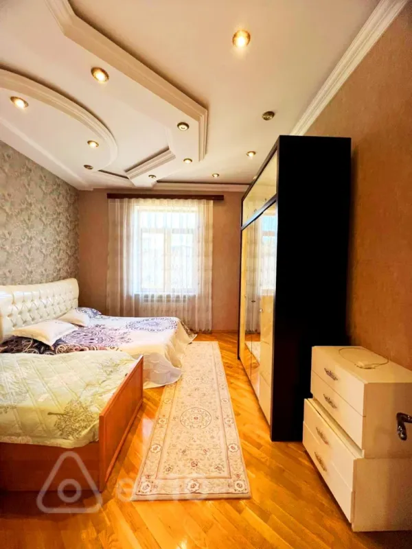 Satılır 8 otaqlı həyət evi 500 m²