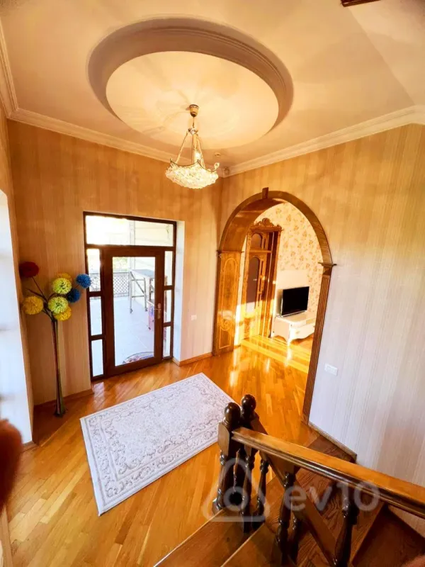 Satılır 8 otaqlı həyət evi 500 m²