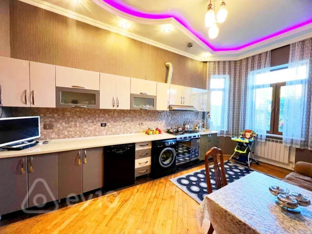 Satılır 8 otaqlı həyət evi 500 m²