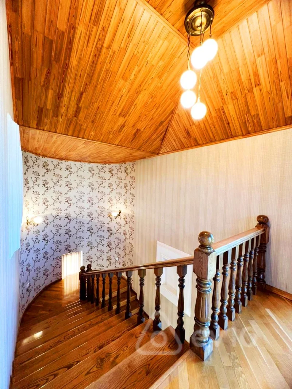 Satılır 8 otaqlı həyət evi 500 m²