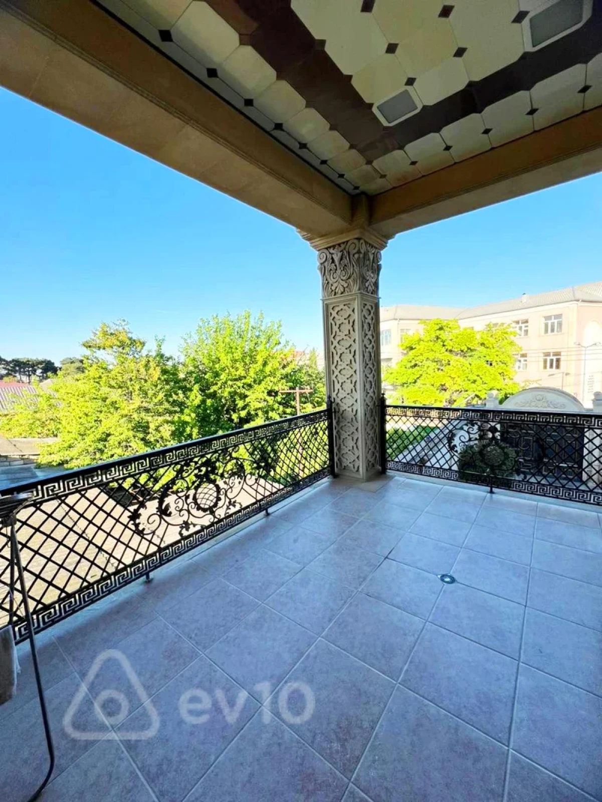 Satılır 8 otaqlı həyət evi 500 m²