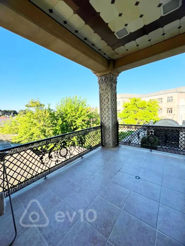 Satılır 8 otaqlı həyət evi 500 m²