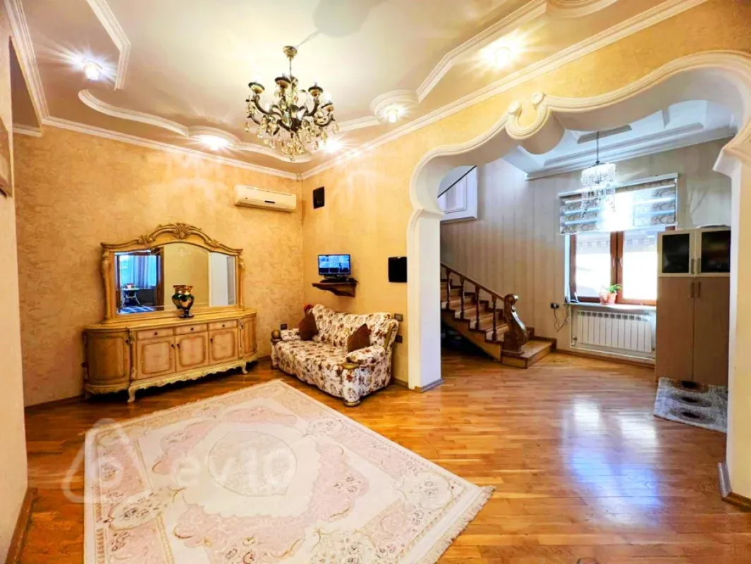 Satılır 8 otaqlı həyət evi 500 m²