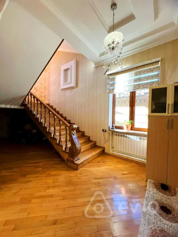 Satılır 8 otaqlı həyət evi 500 m²