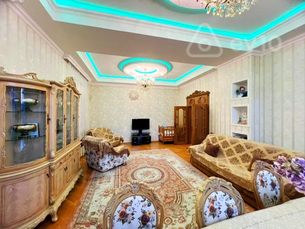 Satılır 8 otaqlı həyət evi 500 m²