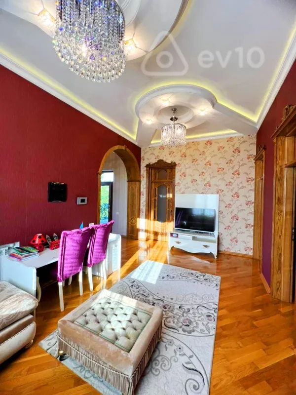 Satılır 8 otaqlı həyət evi 500 m²