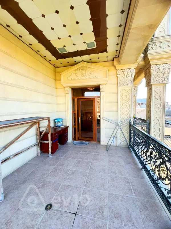 Satılır 8 otaqlı həyət evi 500 m²