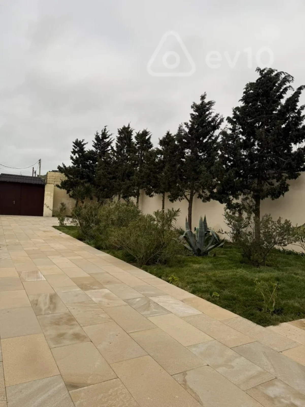 Satılır 5 otaqlı həyət evi 240 m²