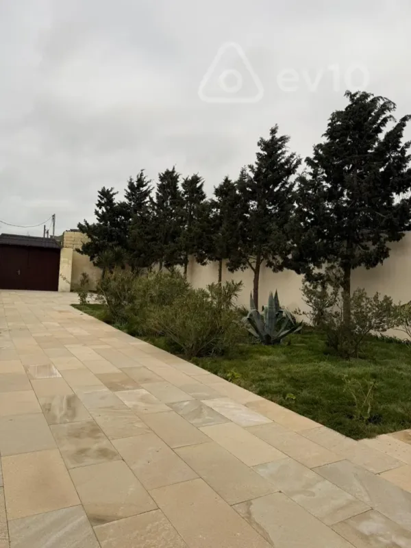 Satılır 5 otaqlı həyət evi 240 m²