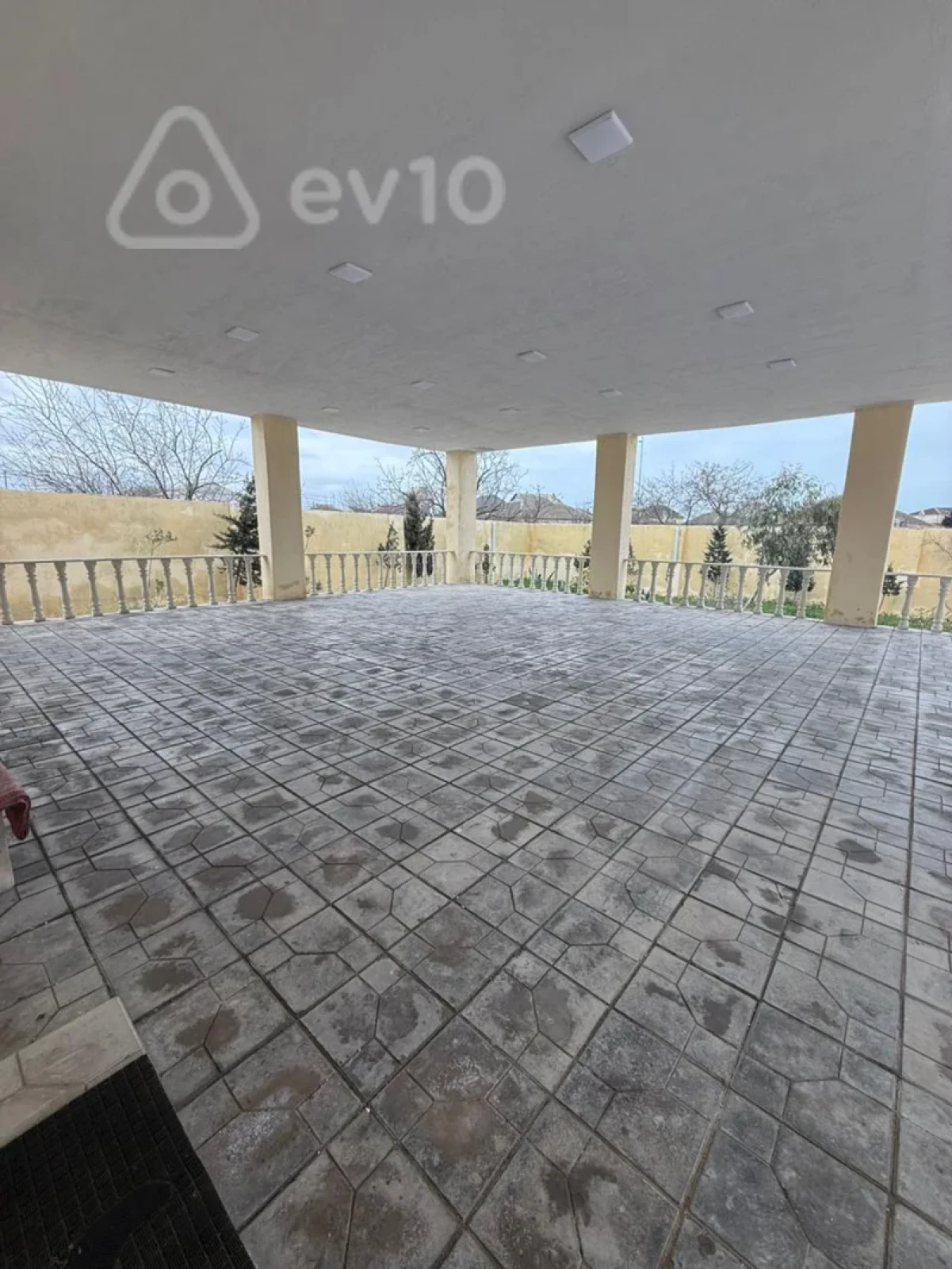 Satılır 5 otaqlı həyət evi 240 m²