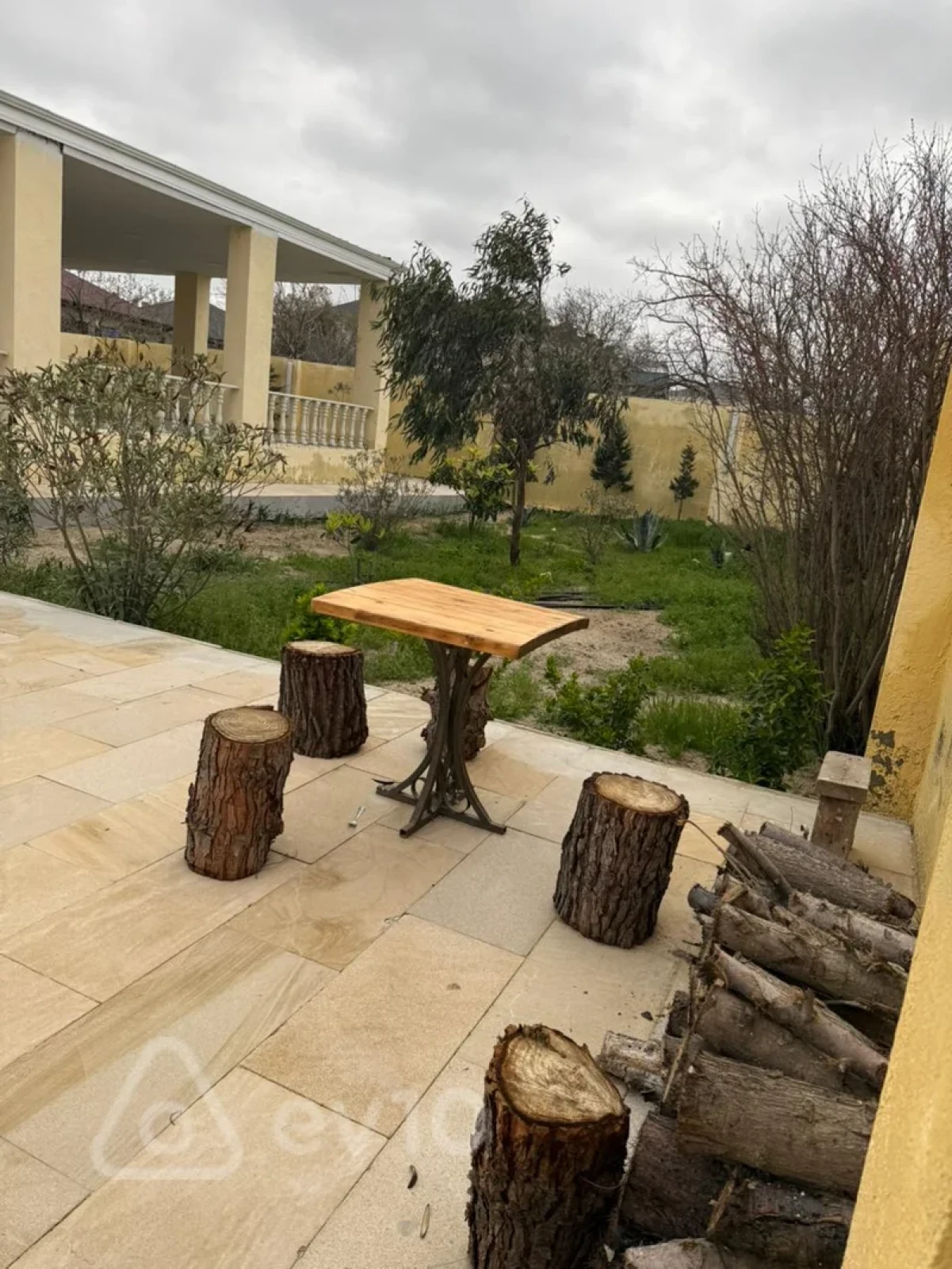 Satılır 5 otaqlı həyət evi 240 m²