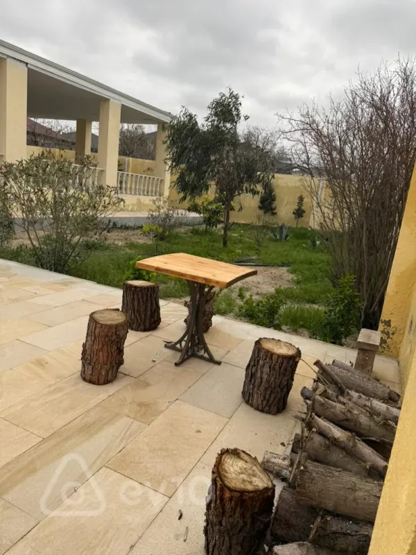 Satılır 5 otaqlı həyət evi 240 m²