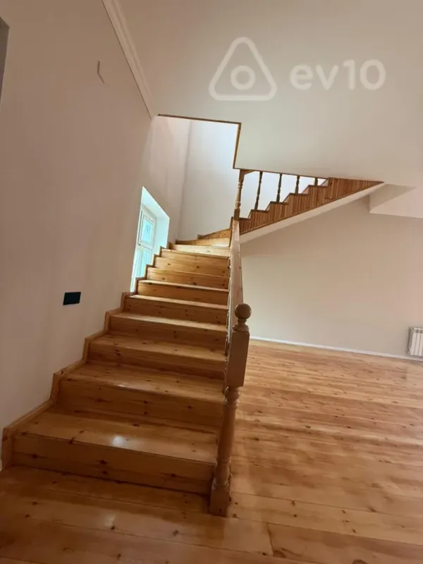 Satılır 5 otaqlı həyət evi 240 m²