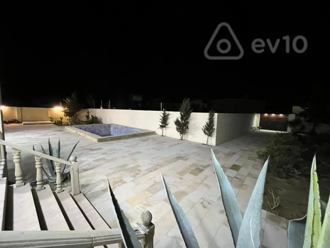 Satılır 5 otaqlı həyət evi 240 m²