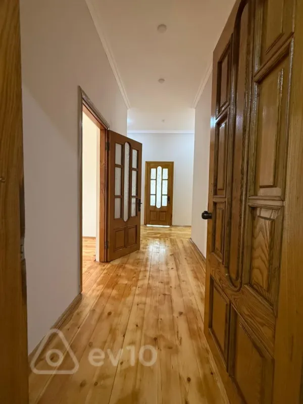 Satılır 5 otaqlı həyət evi 240 m²