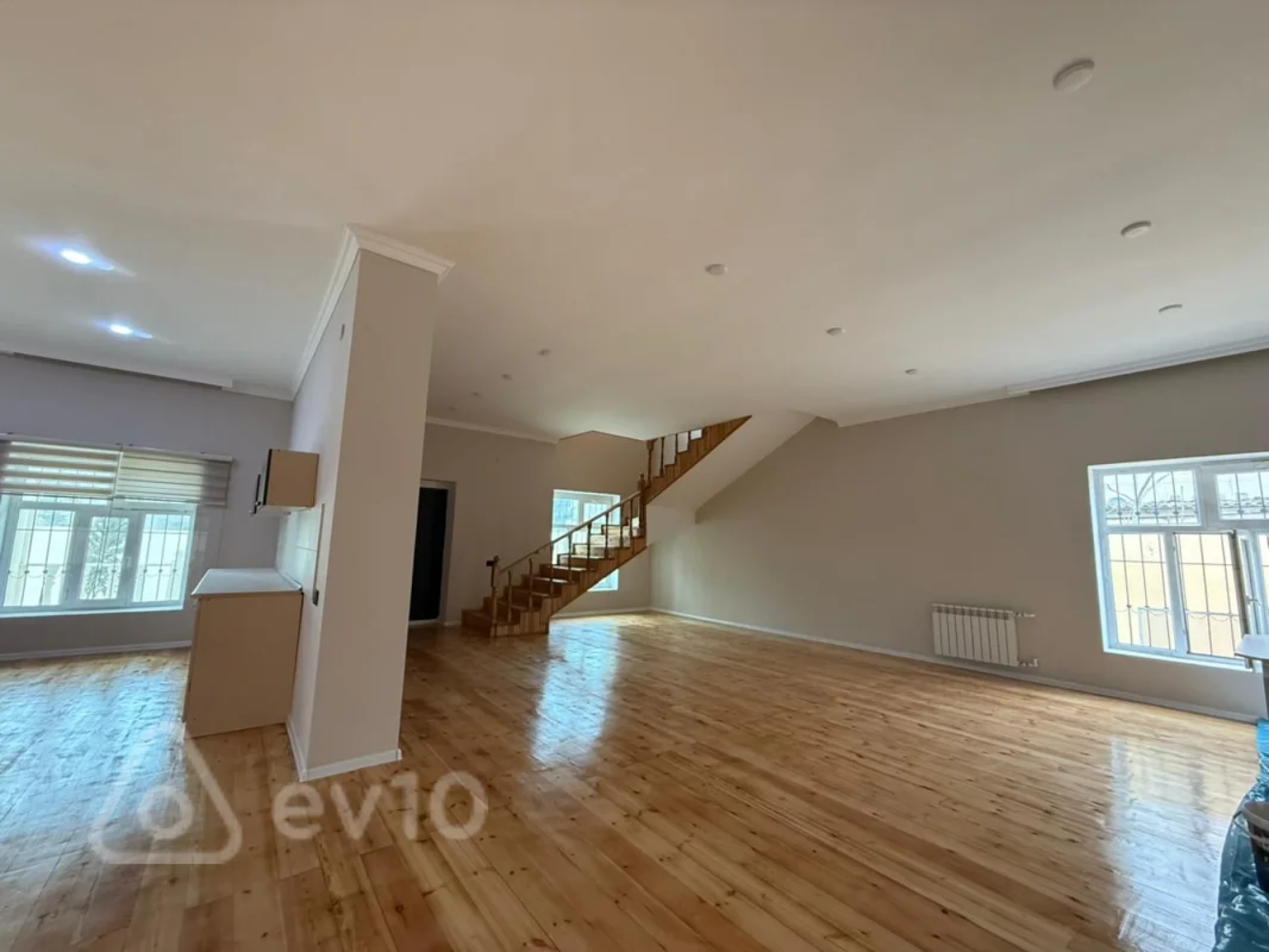 Satılır 5 otaqlı həyət evi 240 m²