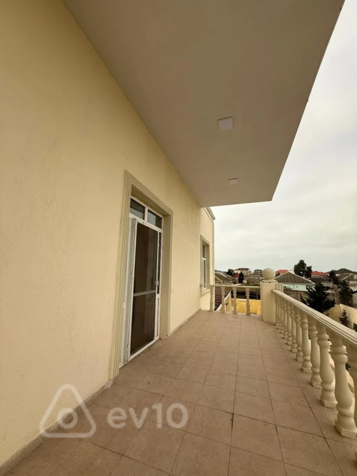 Satılır 5 otaqlı həyət evi 240 m²