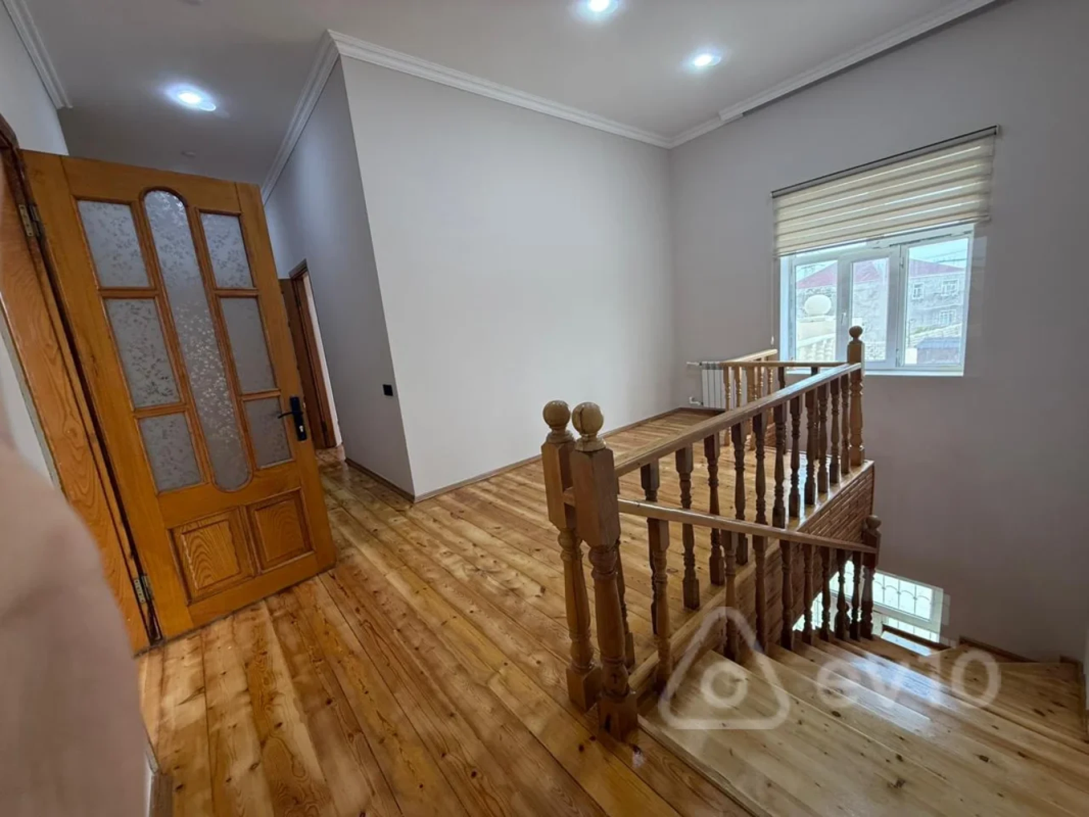 Satılır 5 otaqlı həyət evi 240 m²