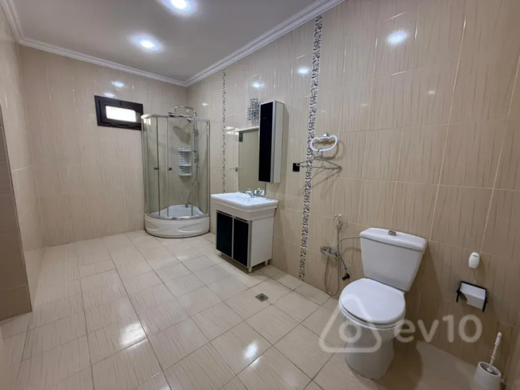 Satılır 5 otaqlı həyət evi 240 m²