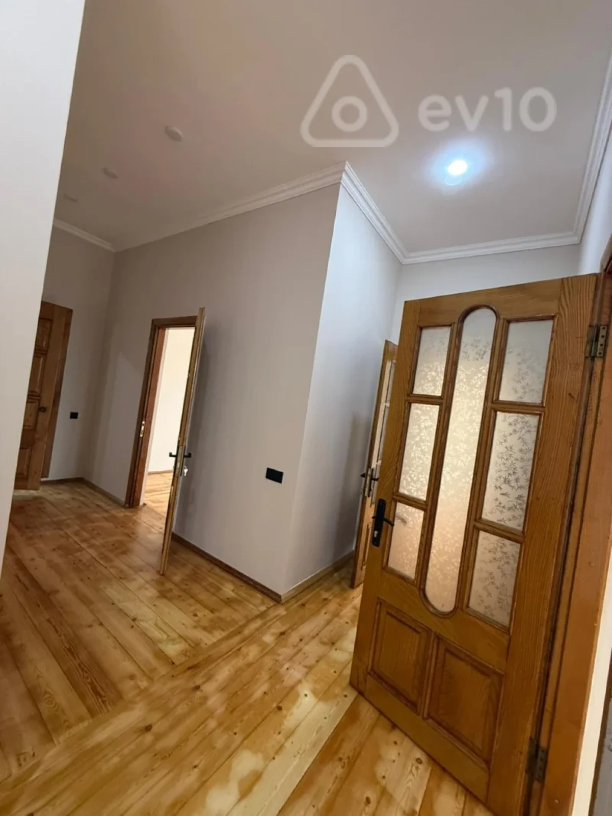 Satılır 5 otaqlı həyət evi 240 m²
