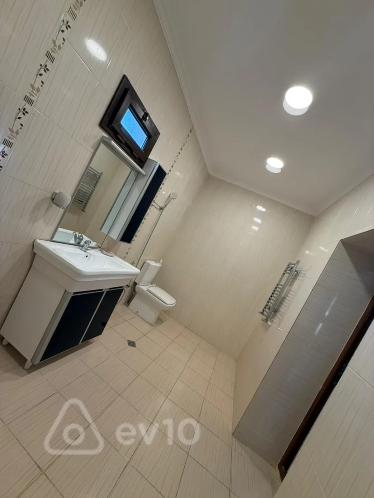 Satılır 5 otaqlı həyət evi 240 m²