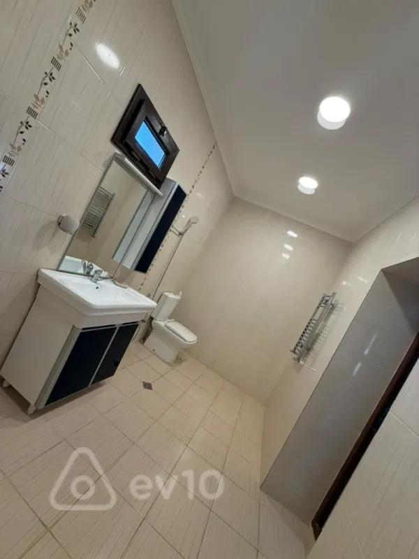 Satılır 5 otaqlı həyət evi 240 m²