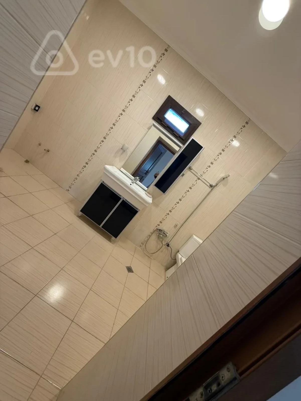 Satılır 5 otaqlı həyət evi 240 m²
