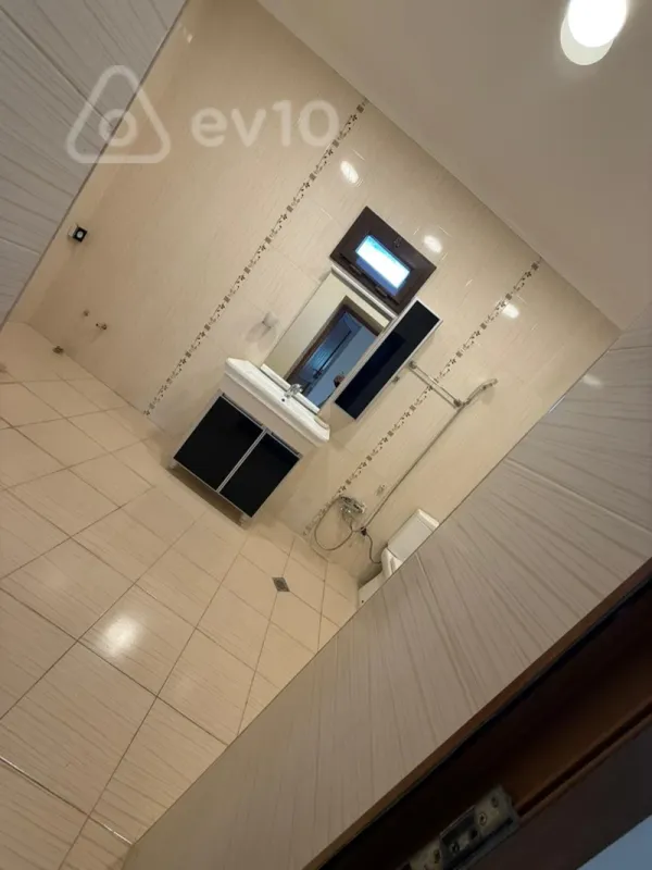 Satılır 5 otaqlı həyət evi 240 m²