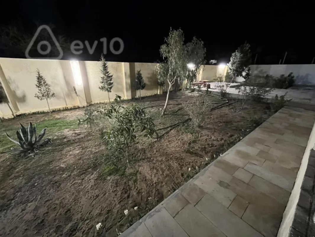 Satılır 5 otaqlı həyət evi 240 m²