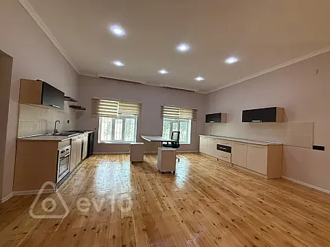 Satılır 5 otaqlı həyət evi 240 m²
