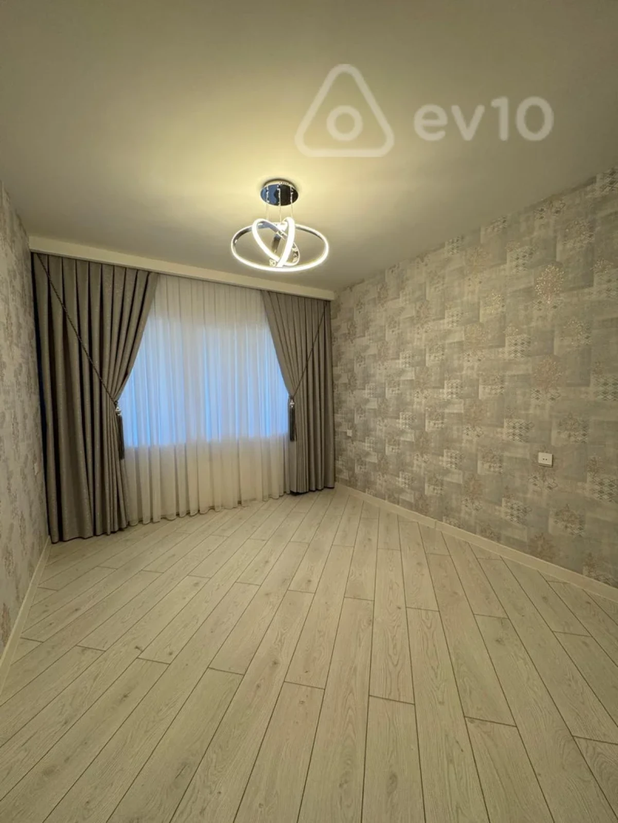 Satılır 2 otaqlı köhnə tikili 55 m²