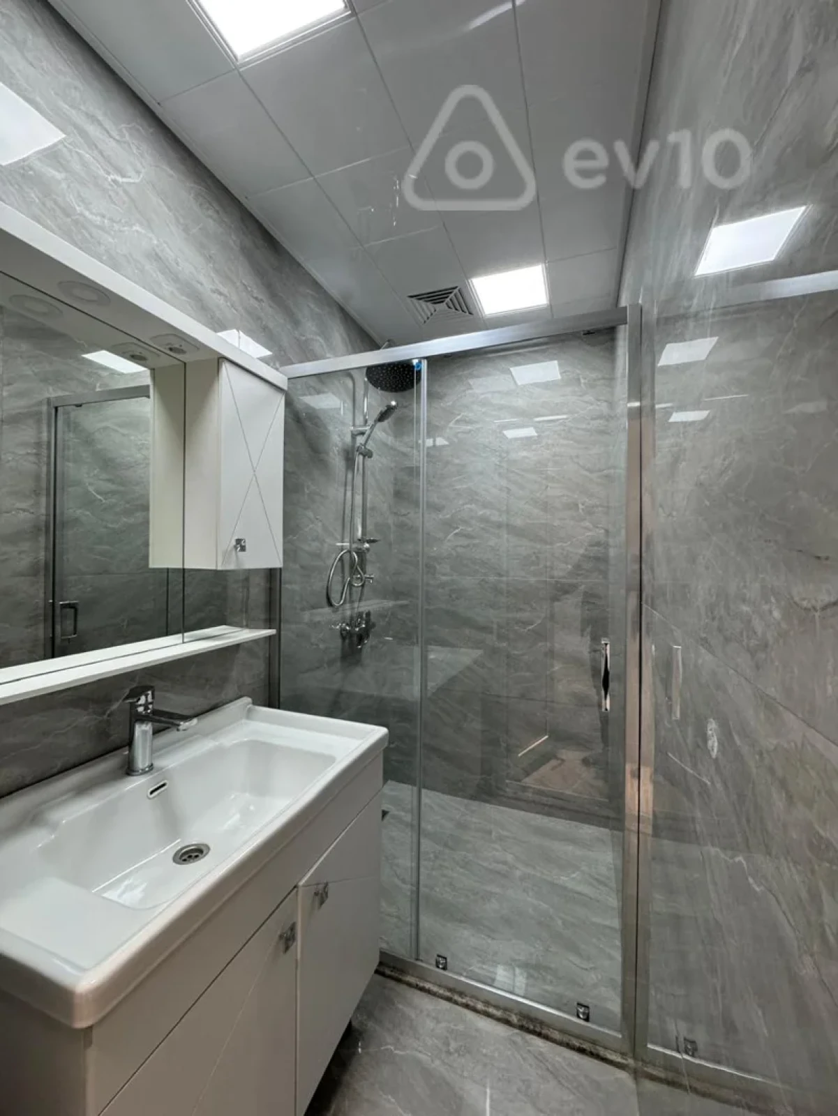 Satılır 2 otaqlı köhnə tikili 55 m²
