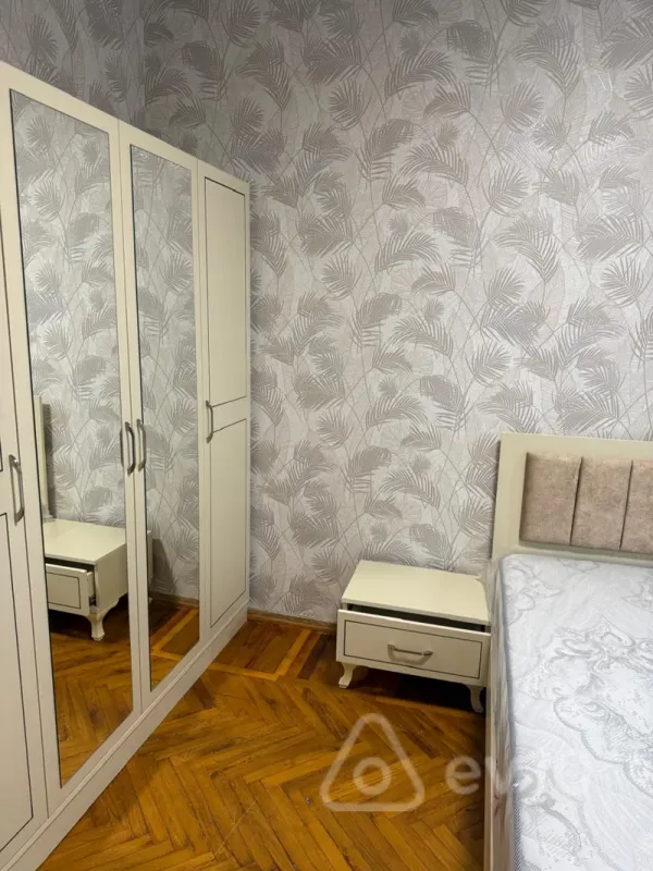 Kirayə verilir 3 otaqlı köhnə tikili 100 m²