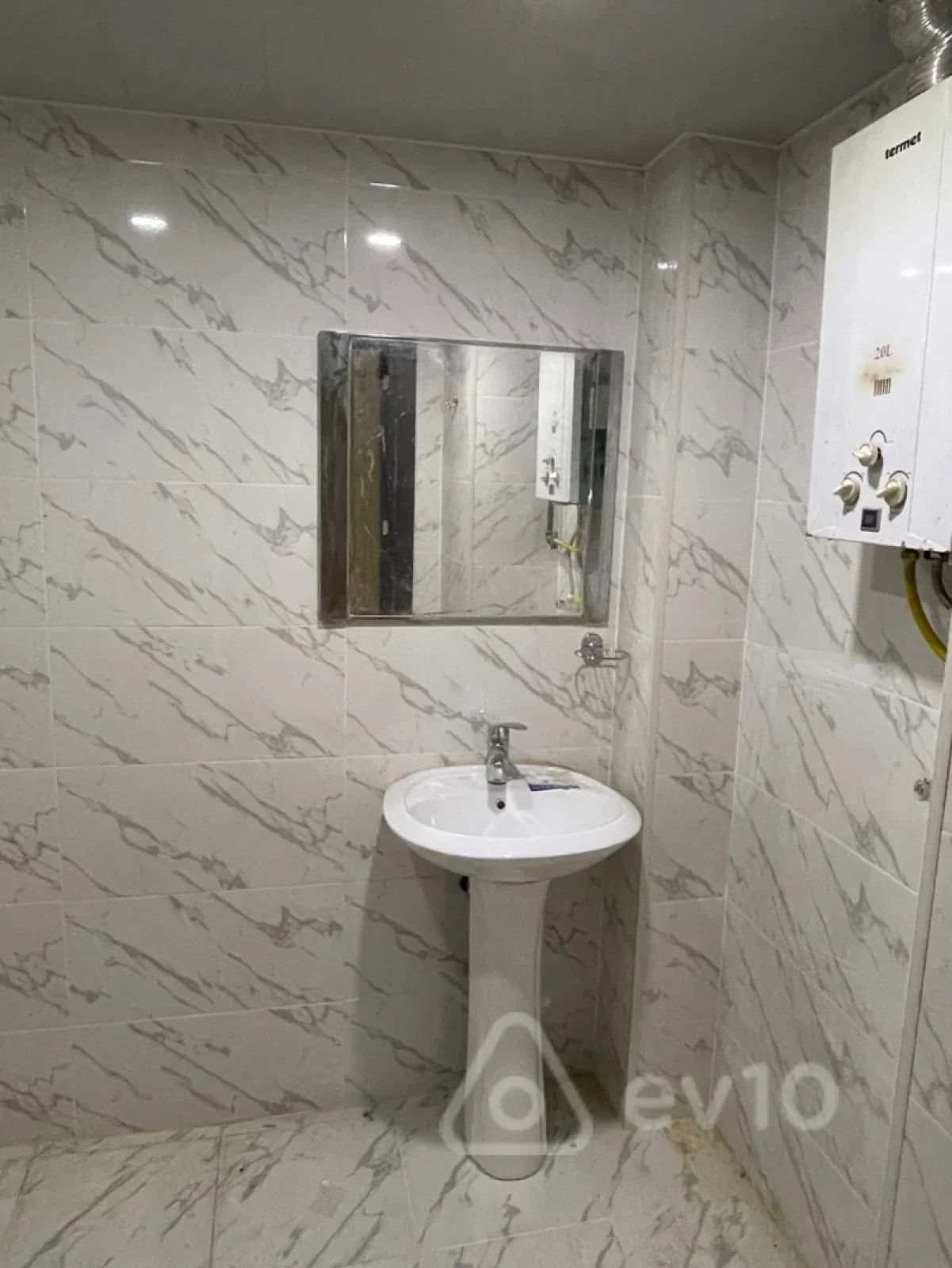 Kirayə verilir 2 otaqlı köhnə tikili 65 m²