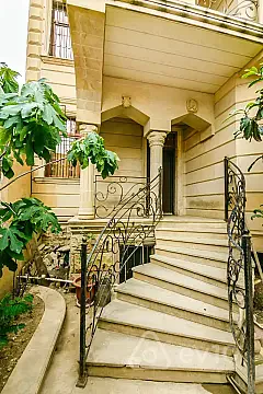 Kirayə verilir 10 otaqlı həyət evi 750 m² — Bakı, Nərimanov 10 otaq 750.00 m²