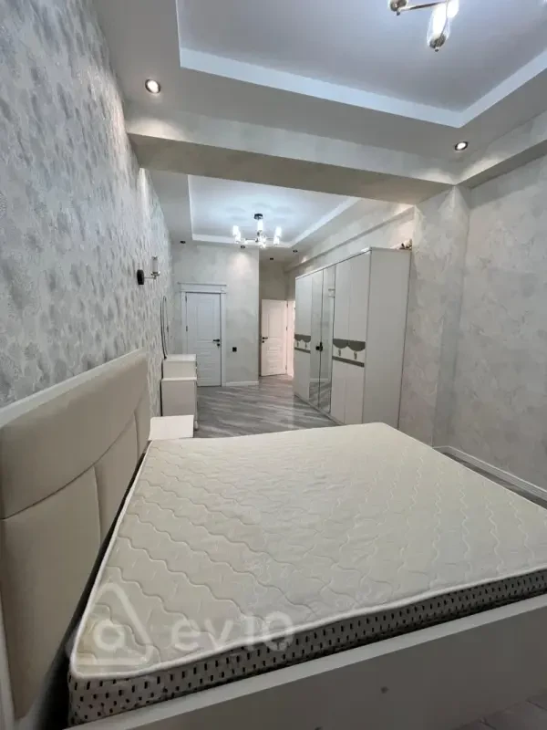 Kirayə verilir 3 otaqlı yeni tikili 140 m²